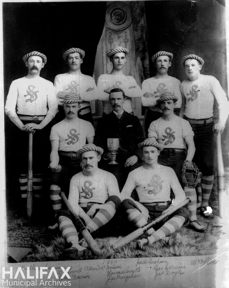 Black and white photograph of a baseball team posing