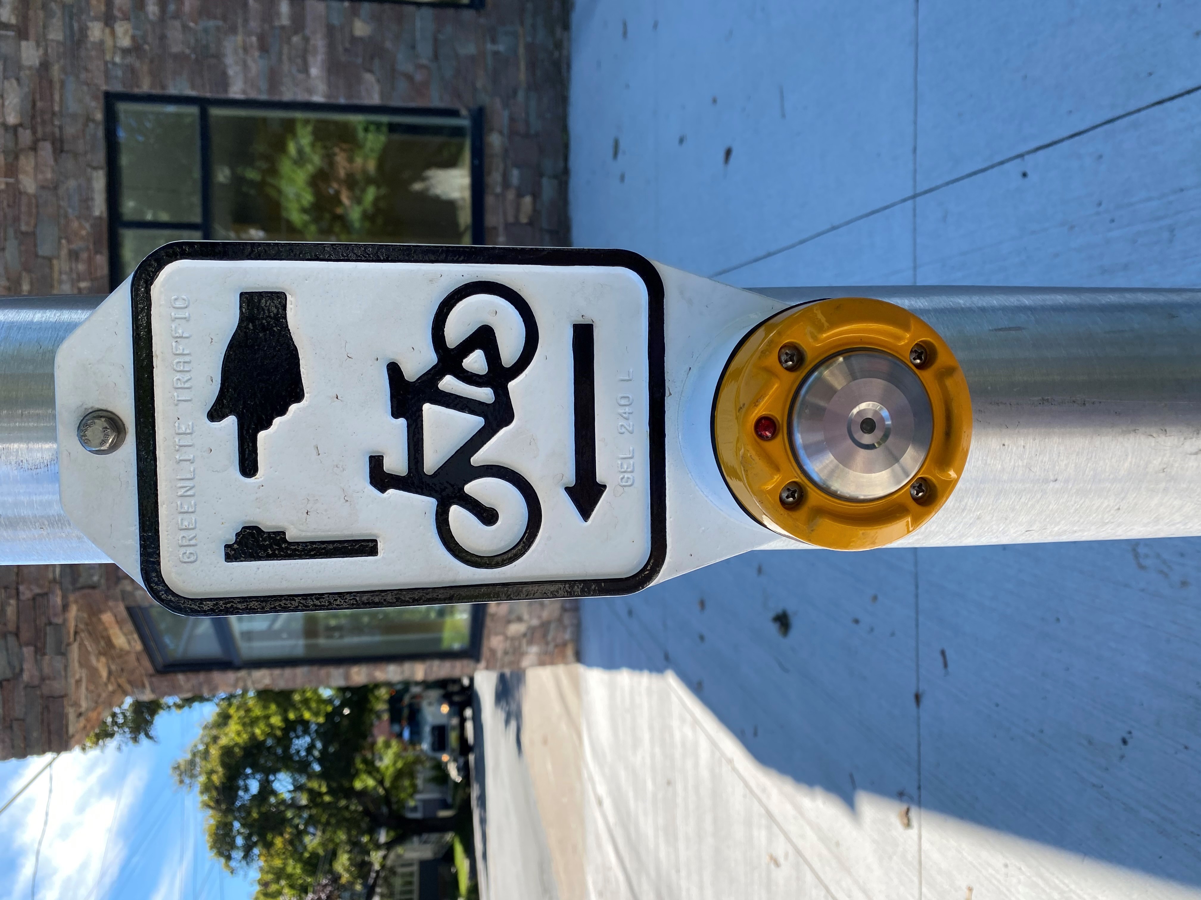 Bicycle Bush Button on Oak Street at Oxford Street